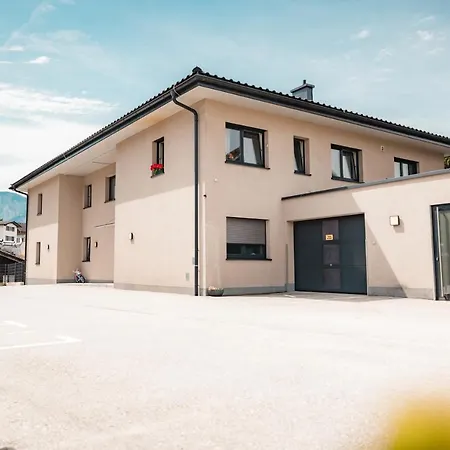 Haus Bachinger شقة